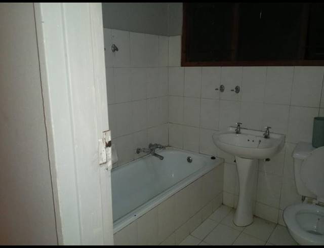 2 BEDROOM PROPERTY TO RENT IN MOSELEY PARK